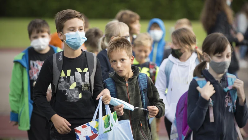 Fotografija: Kdaj bodo otroci speti šli v šole, naj bi bilo znano jutri. FOTO: Jure Eržen/Delo