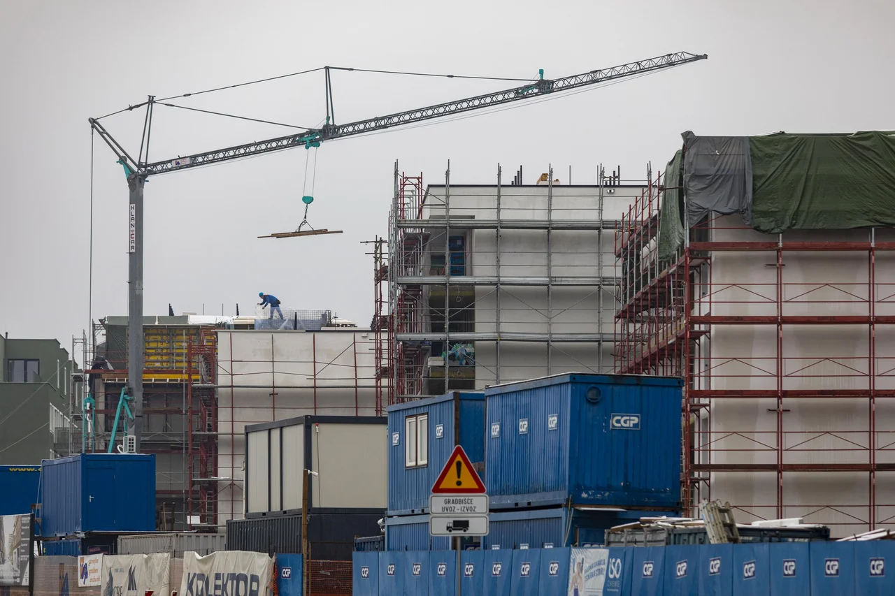 Fotografija: Gradnja 174 neprofitnih stanovanj na Novem Brdu 2 bo končana spomladi, 498 javnih najemnih stanovanj pa jeseni. Foto: Voranc Vogel
