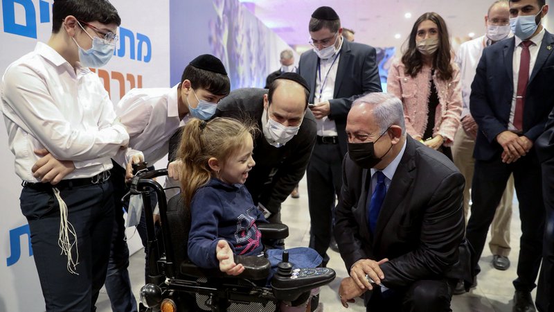 Fotografija: Izraelski premier Benjamin Netanjahu je danes obiskal eno izmed klinik, kjer se lahko Izraelci cepijo proti novemu koronavirusu. Foto: Marc Israel Sellem/AFP