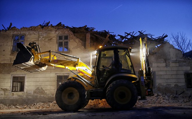 Posledice potresa po najmočnejšem sunku 29. decembra v Petrinji. FOTO: Blaž Samec/Delo