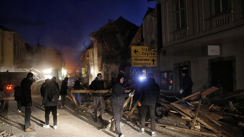 Fotografija: Posledice potresa po najmočnejšem sunku 29. decembra v Petrinji. FOTO: Blaž Samec/Delo