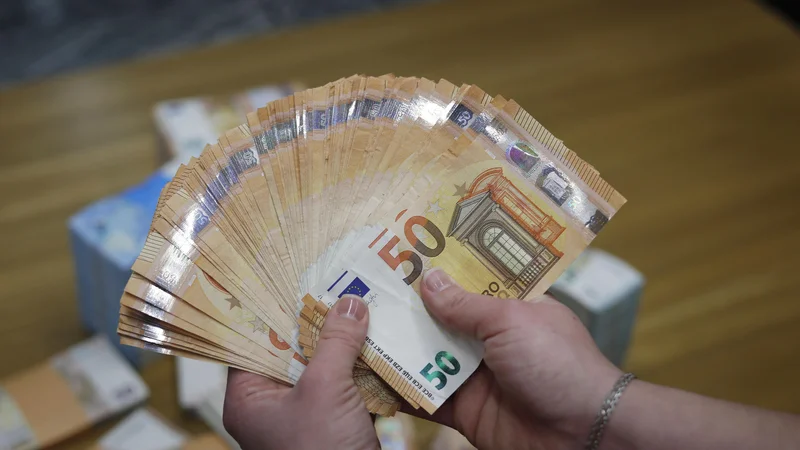 Fotografija: Banke se namreč utapljajo v denarju, kar jim zaradi negativnih obrestnih mer ECB prinaša izgube. FOTO: Leon Vidic/Delo