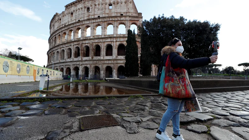 Fotografija: Izredne razmere zaradi novega koronavirusa se bodo v Italiji iztekle 31. januarja, jih je pa mogoče podaljšati še za pol leta. FOTO: Guglielmo Mangiapane/Reuters