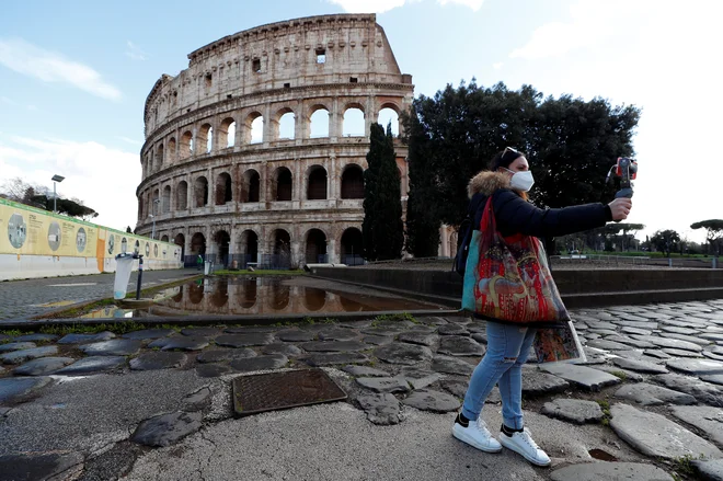 Izredne razmere zaradi novega koronavirusa se bodo v Italiji iztekle 31. januarja, jih je pa mogoče podaljšati še za pol leta. FOTO: Guglielmo Mangiapane/Reuters