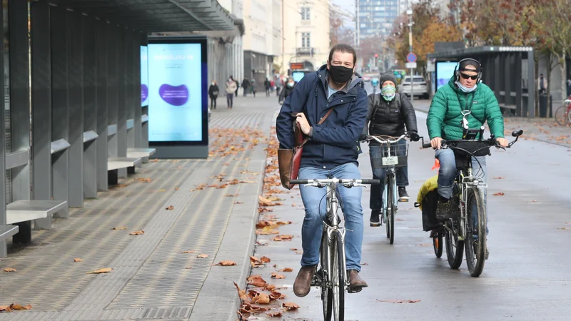 Fotografija: Vlada pogosto spreminja pravila med epidemijo covida: maske so obvezne – maske niso obvezne, šal je dovoljen – šal ni dovoljen, fitnesi odprti – fitnesi zaprti, zapraševanje zgradb – odprava ukrepa, cerkve odprte – šole zaprte ... Foto Marko Feist/Slovenske novice