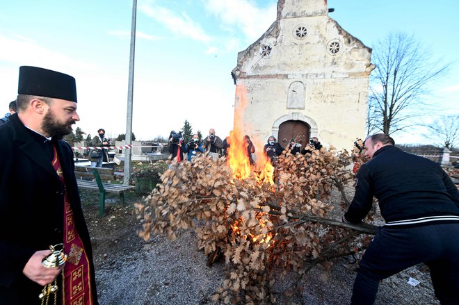 Pravoslavni verniki so danes, v urah pred vnovičnim potresom, tudi v Petrinji praznovali božič po julijanskem koledarju. FOTO: Denis Lovrovič/AFP