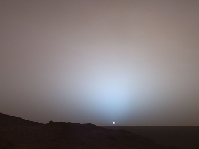 Sonce zahaja za obrobje kraterja Gusev. Fotografijo je posnel Spirit 19. maja 2005. FOTO: NASA/JPL/Texas A&M/Cornell/Reuters