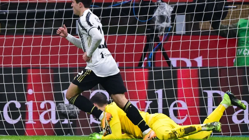 Fotografija: Italijanski napadalec Federico Chiesa (v črno-belem) je dvakrat matiral Milanovega vratarja Gianluigija Donnarummo. FOTO: Miguel Medina/AFP