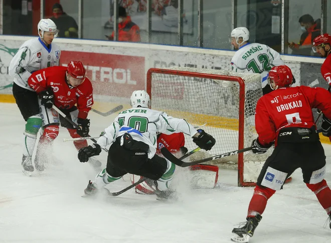 Jeseničani v Asiagu niso ponovili lepe predstave z zadnjega slovenskega derbija. FOTO: Jože Suhadolnik/Delo