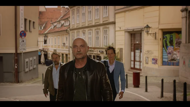 Inšpektor Martin Vrenko (Dario Varga) s kolegoma Oskarjem Brajdičem (Lotos Vincenc Šparovec, na fotografiji levo) in Markom Breznikom (Jurij Drevenšek) rešuje zločine po Mariboru.