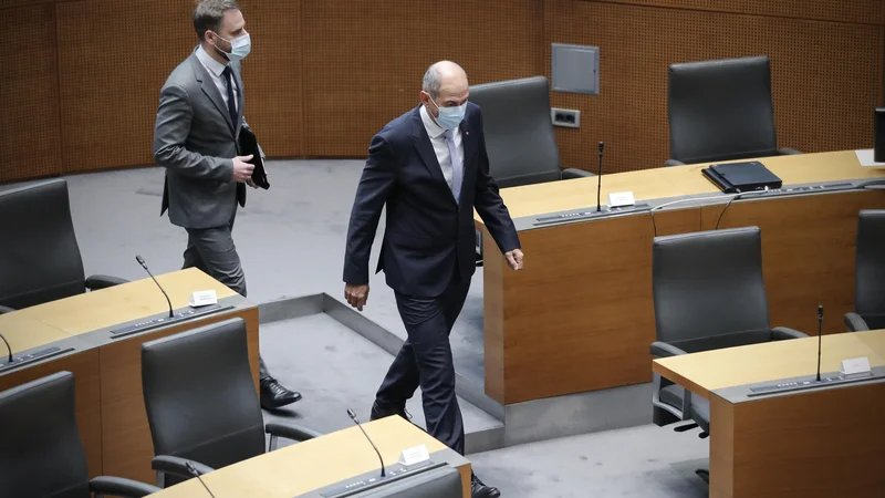 Fotografija: Janez Janša včeraj ni odgovoril na naše vprašanje, ali bo osnutek revizijskega poročila vplival na usodo njegove vlade. FOTO: Uroš Hočevar/Delo