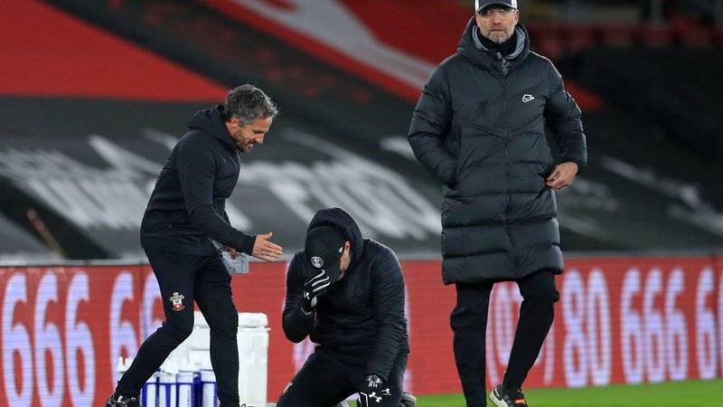 Fotografija: Southamptonov trener Ralph Hasenhüttl v solzah sreče na kolenih, Liverpoolov Jürgen Klopp pa ob porazu ne skriva razočaranja.
FOTO: Adam Davy/AFP