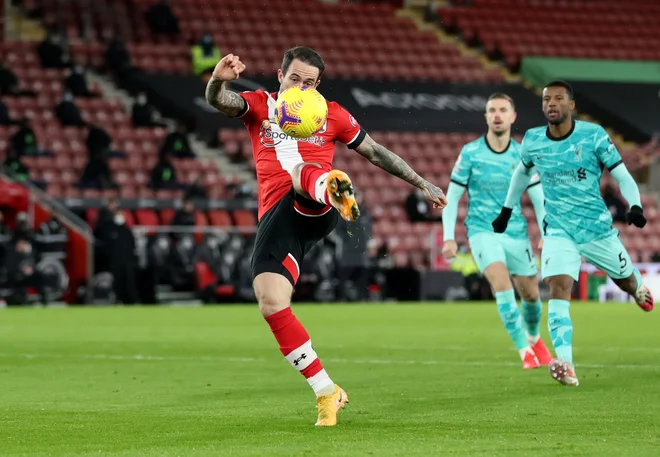 Nekdanji igralec Liverpoola Danny Ings je rdeče vrage potopil s krasnim strelom, ko je žoga v loku preletela vratarja Alissona in padla v mrežo, za tri točke Southamptona. FOTO: Naomi Baker/Reuters