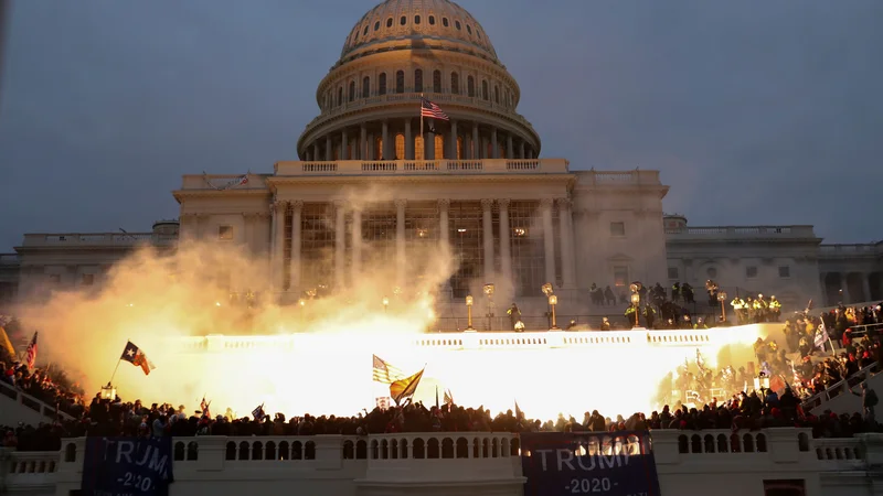 Fotografija: Vdor privržencev republikanskega predsednika v ameriški kongres je za seboj pustil razbita okna in vrata hrama ameriške demokracije. FOTO: Leah Millis/Reuters