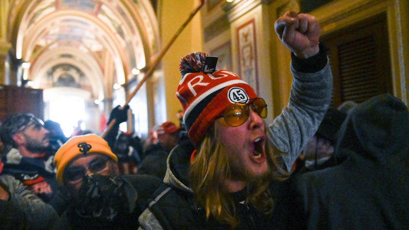 Fotografija: Vdor protestnikov v poslopje ameriškega kongresa. FOTO: Roberto Schmidt/AFP
