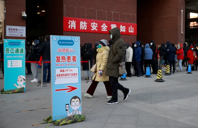 Kitajska je od začetka epidemije poročala o 4634 smrtnih primerih in več kot 87.000 okužbah, največ v Wuhanu, kjer je virus najprej izbruhnil. FOTO: Thomas Peter/Reuters