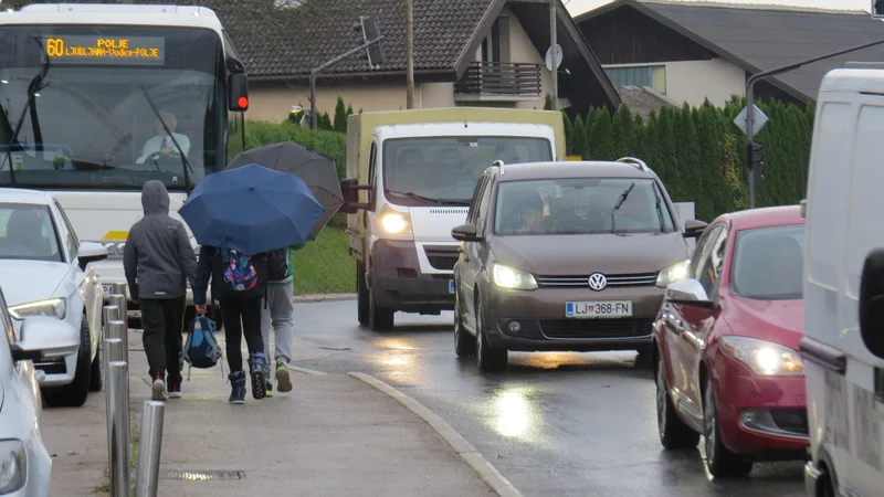 Fotografija: Skozi Vodice je zgoščen promet vseh motornih vozil. FOTO: Bojan Rajšek/Delo