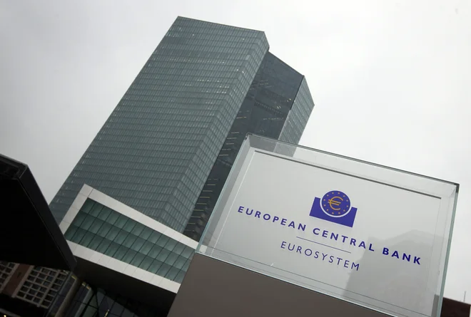Kljub ukrepom ECB ostaja evrsko območje v coni negativne rasti cen. FOTO: Daniel Roland/AFP