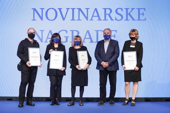 Novinarski nagrajenci z urednikom. Jože Suhadolnik, Suzana Kos, Jožica Grgič, Bojan Budja, Tanja Jakše Gazvoda. Barbara Kramžar je na svojem dopisniškem mestu v ZDA. FOTO:&nbsp;Uroš Hočevar/Delo
