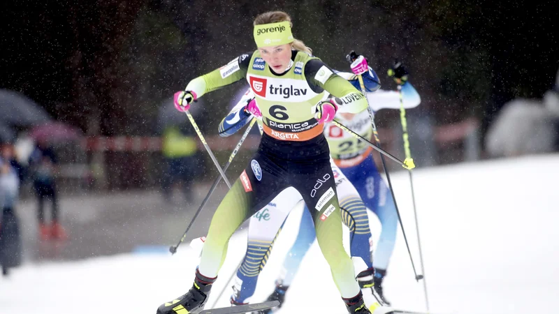 Fotografija: Anamarija Lampič gre sproščeno in z zagonom v zadnji del novoletne turneje. FOTO: Roman Šipić/Delo