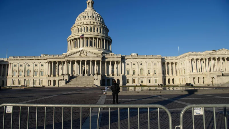 Poslopje ameriškega kongresa v jutru po izgredih Trumpovih privržencev. FOTO: Nicholas Kamm/AFP