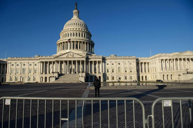 Poslopje ameriškega kongresa v jutru po izgredih Trumpovih privržencev. FOTO: Nicholas Kamm/AFP