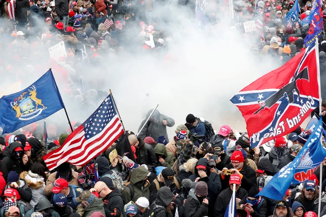 Pobesneli Trumpovi privrženci so prekinili potrjevanje Bidnove zmage. FOTO: Shannon Stapleton/Reuters