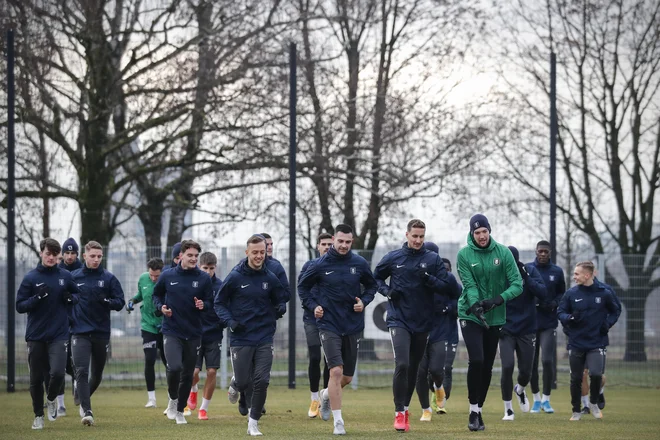 Prvi trening v letu 2021 je bil tudi prvi zimski na vadbenem igrišču v Stožicah. FOTO: Uroš Hočevar/Delo