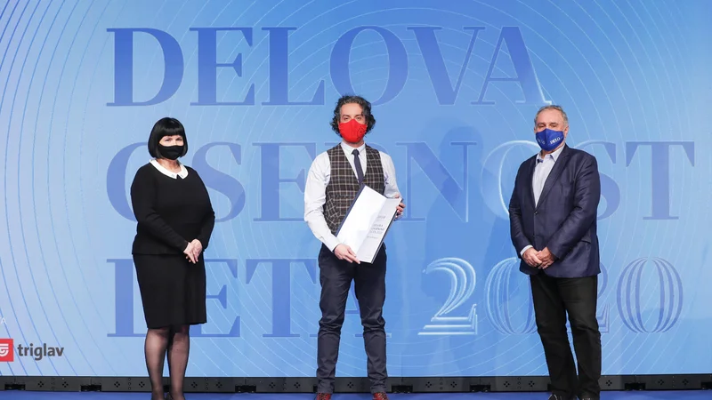 Fotografija: Prejemnik naziva Delove osebnosti leta dr. Mario Fafangel ob direktorici Dela d.o.o Nataši Luša in odgovornem uredniku Dela Bojanu Budji. FOTO: Uroš Hočevar/Delo