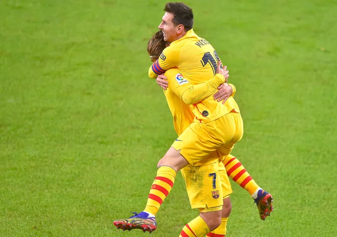 Messi se je povsem sprostil tudi v družbi Antoina Griezmanna. FOTO: Ander Gillenea/AFP