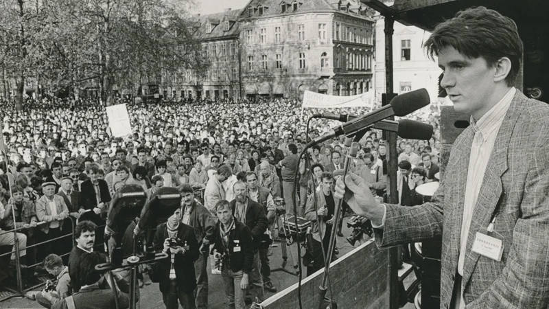 Fotografija: Nabito poln Kongresni trg, na katerem je pesnik Tone Pavček 8. maja 1989 prebral majniško deklaracijo. Na fotografiji: Jožef Školč. Foto Igor Modic