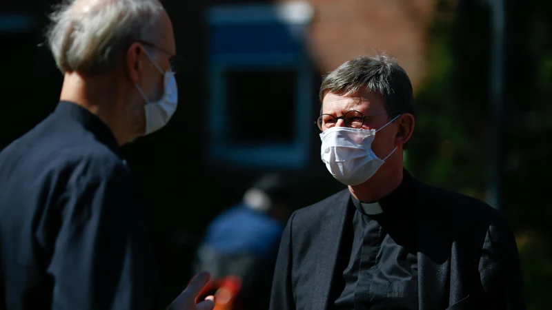 Fotografija: Nadškof Rainer Maria Woelki, ki se je znašel sredi škandala, je napovedal, da bo primer predal papežu. Foto Thilo Schmülgen/Reuters