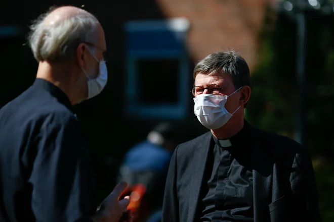 Nadškof Rainer Maria Woelki, ki se je znašel sredi škandala, je napovedal, da bo primer predal papežu. Foto Thilo Schmülgen/Reuters