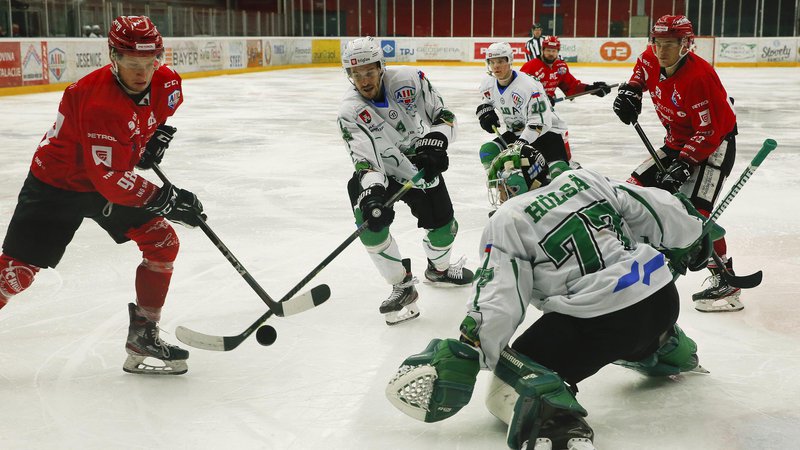 Fotografija: Velika slovenska hokejska tekmeca igrata v alpski ligi, nekoč pa sta bila v prestižni EBEL. FOTO: Jože Suhadolnik/Delo