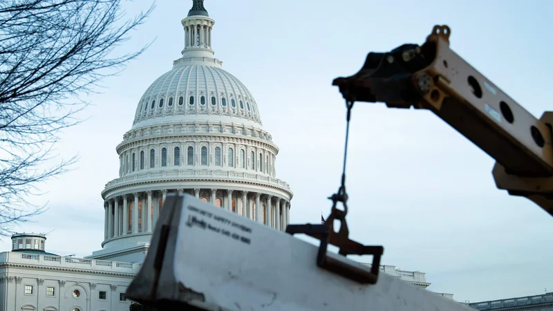 Fotografija: Postavljanje novih ograd okrog ameriškega kongresa. FOTO: Brendan Smialowski/AFP