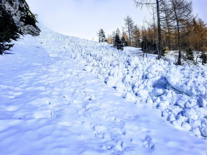Zaradi novozapadlega snega je v večjem delu naših gora velika nevarnost snežnih plazov. FOTO: Matjaž Šerkezi/PZS