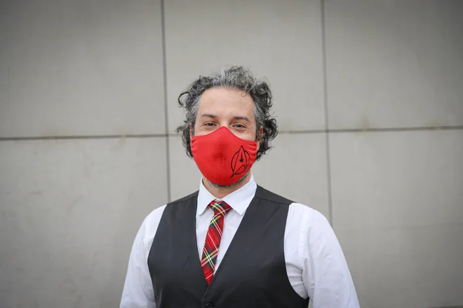 Dr. Mario Fafangel, epidemiolog in predstojnik Centra za nalezljive bolezni pri NIJZ: To je retorika, ki je osredotočena samo nase, na lastno tveganje, ne zanima te nekdo, ki se ne sme cepiti, ali tisti, ki še kar nekaj časa ne bodo prišli do cepiva, ali tisti mali delež ljudi, pri katerih ne bo učinkovito. FOTO: Uroš Hočevar/ Delo