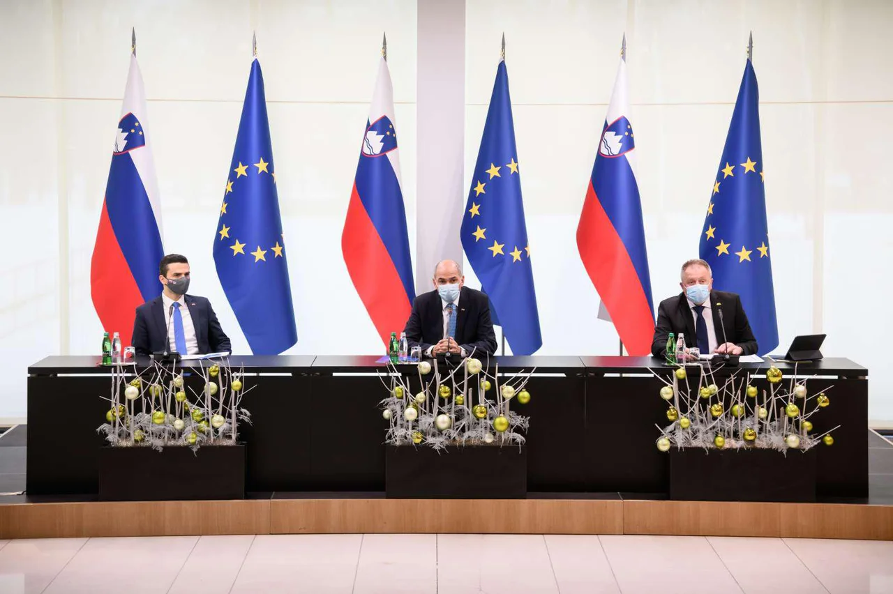 Fotografija: Predsedniki koalicijskih strank Janez Janša, Zdravko Počivalšek in Matej Tonin so spregovorili o prioritetah vlade v boju z epidemijo covida-19 ter protikoronskih ukrepih. FOTO: STA