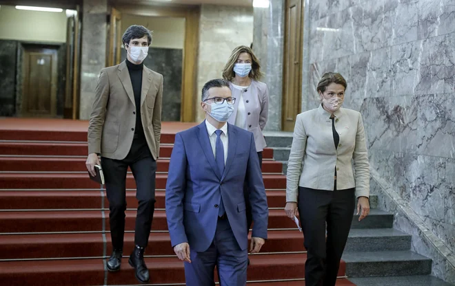Čez slaba dva tedna bo po napovedih znano, ali bo Koaliciji ustavnega loka uspelo zrušiti vlado. FOTO: Blaž Samec/Delo