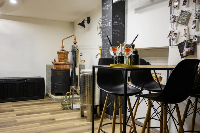 Ponudbo slovenjgraške gostilne Murko dopolnjuje domača ginarnica, v kateri izdelujejo gin po lastnem receptu. FOTO: Grega Ravnjak