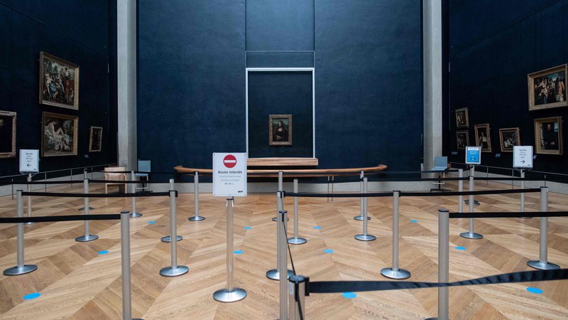 Fotografija: V zaprtem Louvru "sameva" tudi Mona Lisa. Lanskoletni obisk muzeja je bil za 72 odstotkov manjši v primerjavi z letom prej, kar je pomenilo 90 milijonov evrov manj zaslužka.
Foto: Martin Bureau/Afp