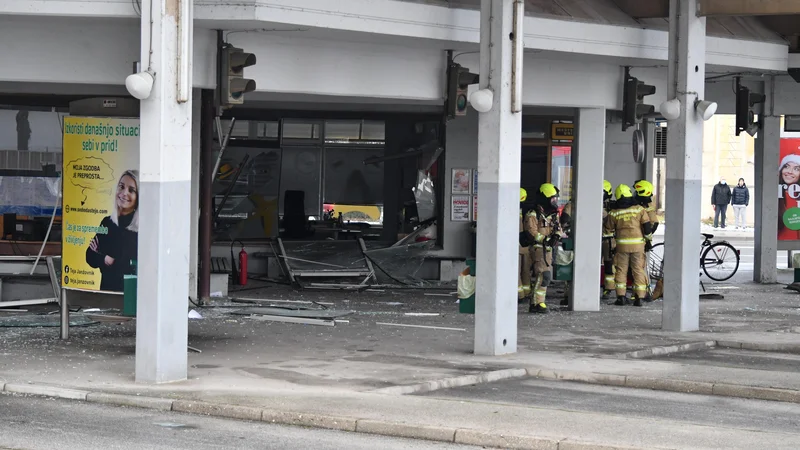 Fotografija: V intervenciji je sodelovalo osem gasilcev Poklicne gasilske enote Celje, ob teh tudi prostovoljni gasilci, ki ostajajo v pripravljenosti. FOTO: Tilen Križnik