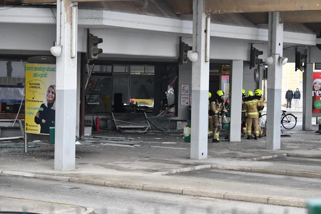V intervenciji je sodelovalo osem gasilcev Poklicne gasilske enote Celje, ob teh tudi prostovoljni gasilci, ki ostajajo v pripravljenosti. FOTO: Tilen Križnik
