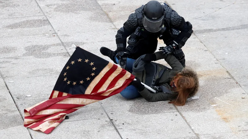 Fotografija: Republikanska stranka, ki je sprva nasprotovala Trumpovim metodam, je kmalu ugotovila, da lahko iz njih kuje korist. FOTO: Shannon Stapleton/Reuters