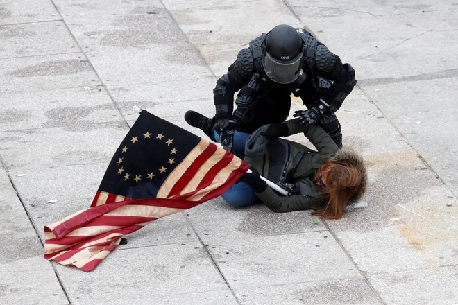Republikanska stranka, ki je sprva nasprotovala Trumpovim metodam, je kmalu ugotovila, da lahko iz njih kuje korist. FOTO: Shannon Stapleton/Reuters