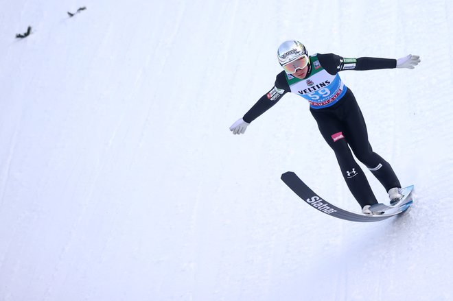 Anže Lanišek je bil včeraj najbolje razpoloženi slovenski smučarski skakalec v Titisee-Neustadtu. FOTO: Kai Pfaffenbach/Reuters