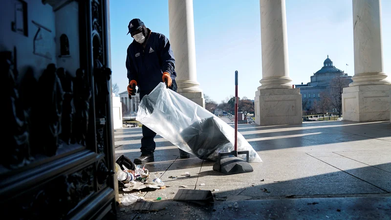 Fotografija: A worker cleans up debris outside the U.S. Capitol a day after supporters of U.S. President Donald Trump stormed the Capitol in Washington, U.S., January 7, 2021. REUTERS/Erin Scott