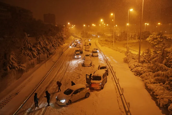 Prizori, kot je na fotografiji jutranji iz Madrida, kažejo, kakšne težave je sneženje povzročilo Špancem. FOTO: Susana Vera/Reuters