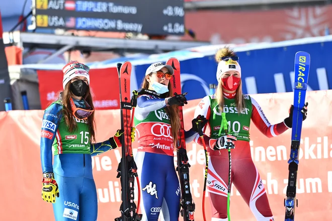 Italijanka Sofia Goggia je zmagala pred Avstrijko Tamaro Tippler, desno, in tretjeuvrščeno Američanko Breezy Johnson, levo. FOTO: Joe Klamar/AFP