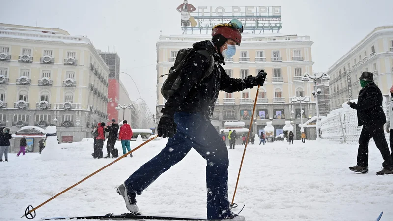 Fotografija: V Madridu takšnega snežnega meteža ne pomnijo že vsaj 50 let. FOTO: Gabriel Bouys Afp